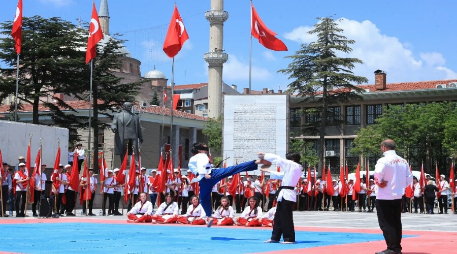 Milli Mcadelenin 100. Ylnda 19 Mays Atatrk Anma, Genlik ve Spor Bayram Cokuyla Kutland