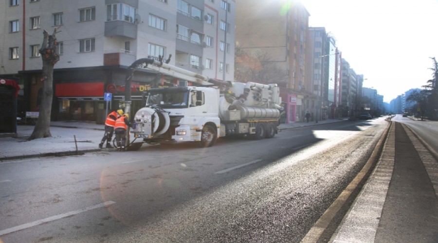 YAMUR SUYU VE IZGARALAR  SOKAA IKMA KISITLAMASINDA TEMZLENYOR