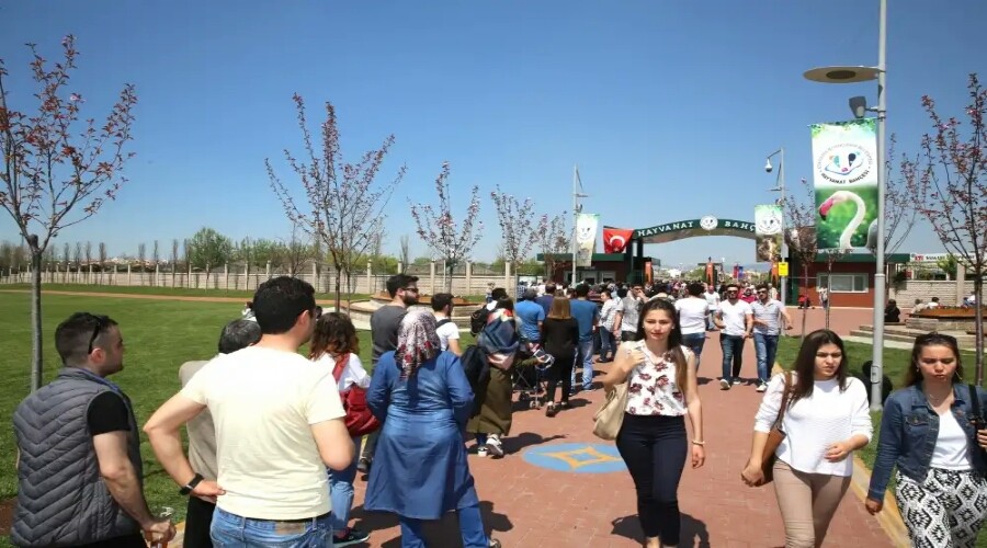 BAYRAMDA ESKEHRE TURST AKINI. Bykehir Belediyesine ait merkezler on binlerce ziyaretiyi arlad.