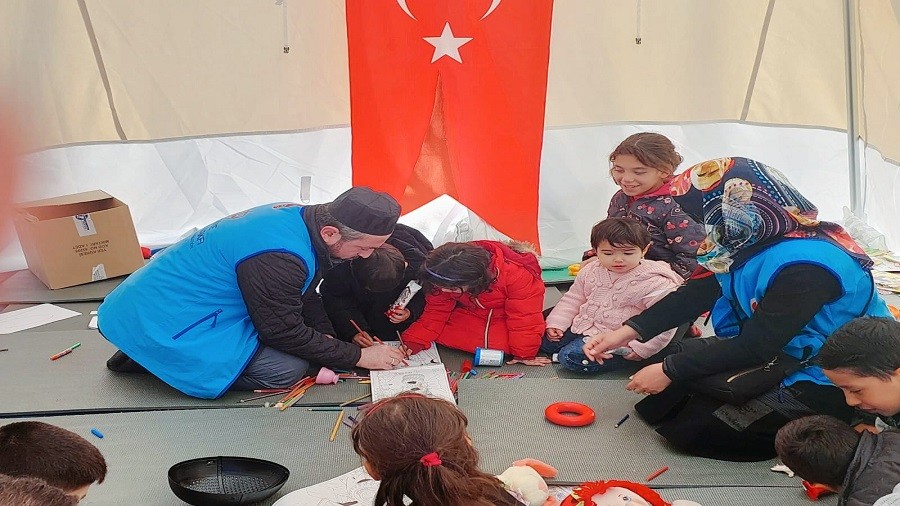 ESKEHR MFTL DEPREM YAAYAN OCUKLARLA YAKINDAN LGLENYOR