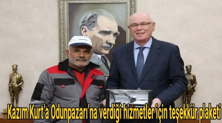 Kazm Kurta Odunpazarna verdii hizmetler iin teekkr plaketi